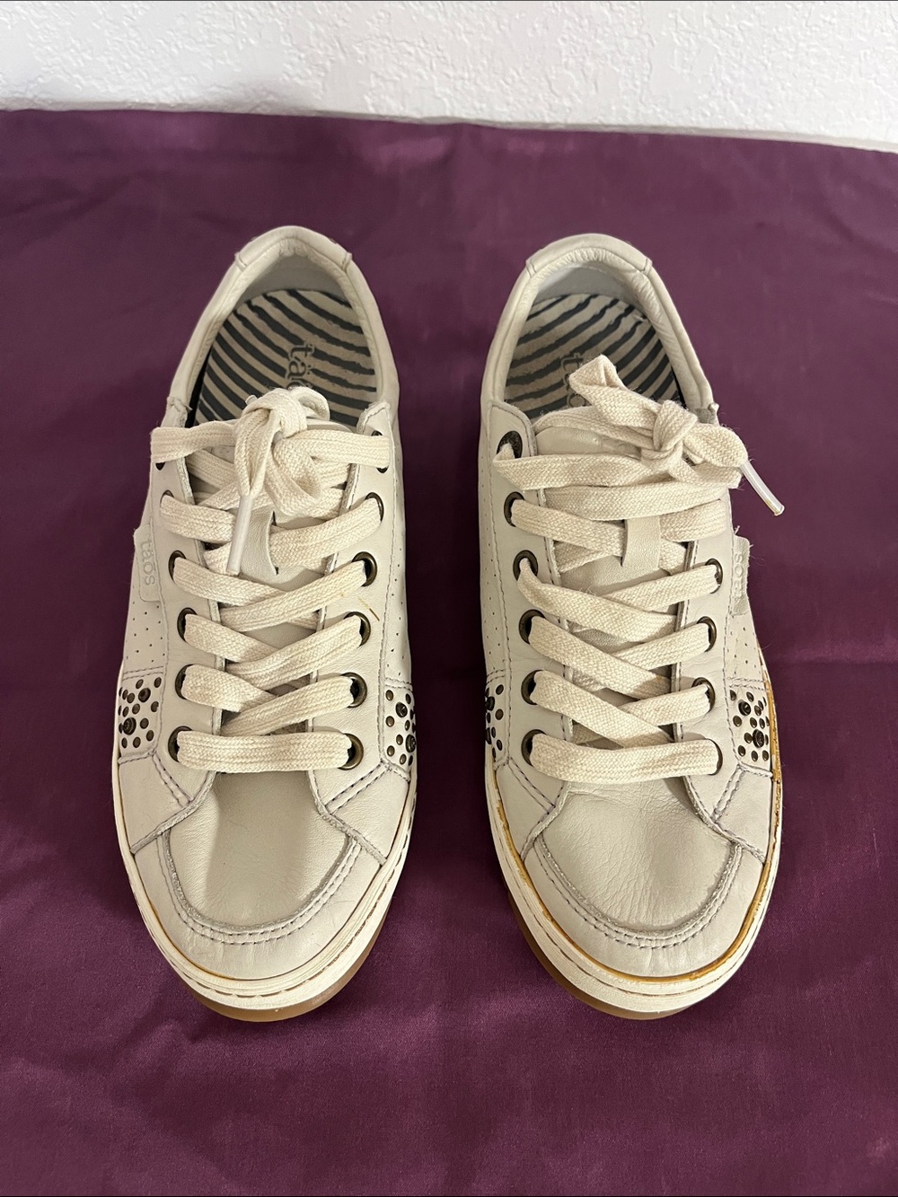 Taos Women’s Off White Leather Casual Lace-Up Sneakers